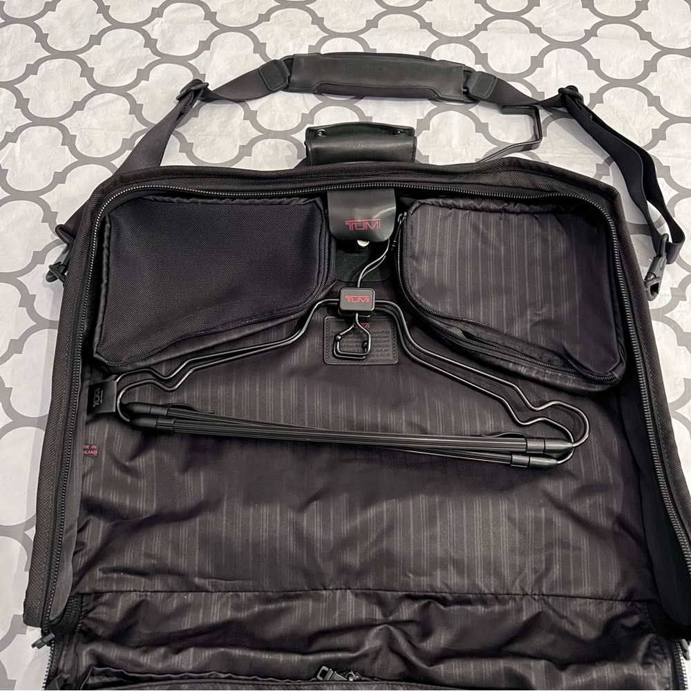 Tumi Alpha TriFold Garment Bag Black 22136dh Shoulde… Gem